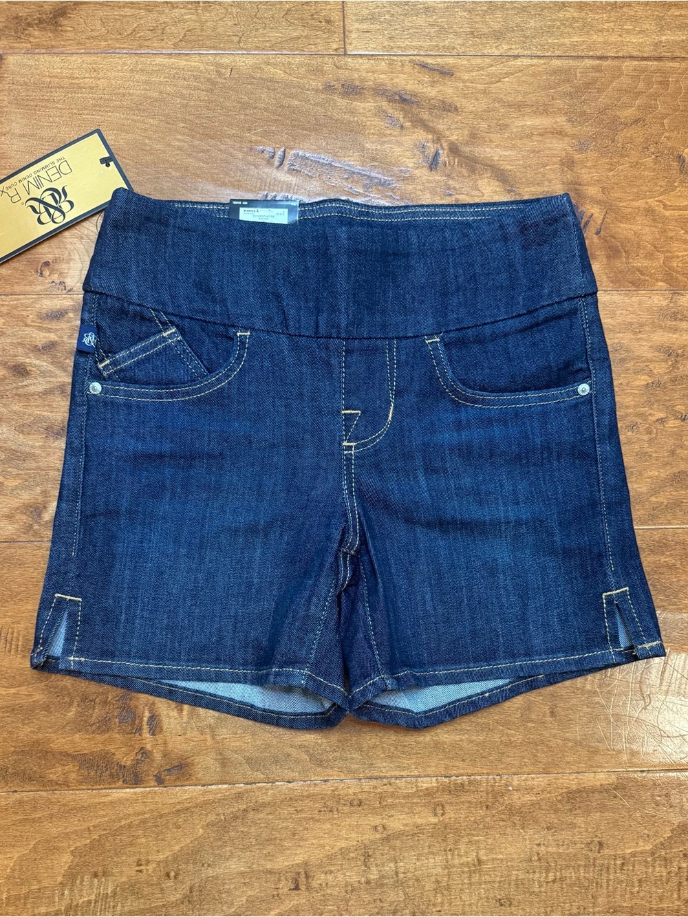 Rock & Republic Pull On Denim Shorts Dark Wash Size 4 NWT Mid Rise